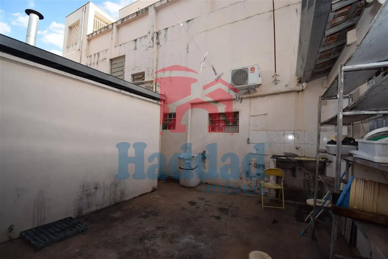 SALÃO COMERCIAL POSSUINDO CERCA DE 85 M², COZINHA GRANDE, DEPOSITO, VARIOS JOGOS DE MESA E CADEIRA, TELEVISÃO, FREEZER, GELADEIRA, AR CONDICONADO E VENTILARORES. Ref: 15481 - DSC_0044