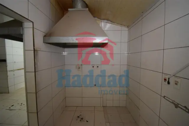 SALÃO COMERCIAL POSSUINDO CERCA DE 85 M², COZINHA GRANDE, DEPOSITO, VARIOS JOGOS DE MESA E CADEIRA, TELEVISÃO, FREEZER, GELADEIRA, AR CONDICONADO E VENTILARORES. Ref: 15481 - DSC_0046