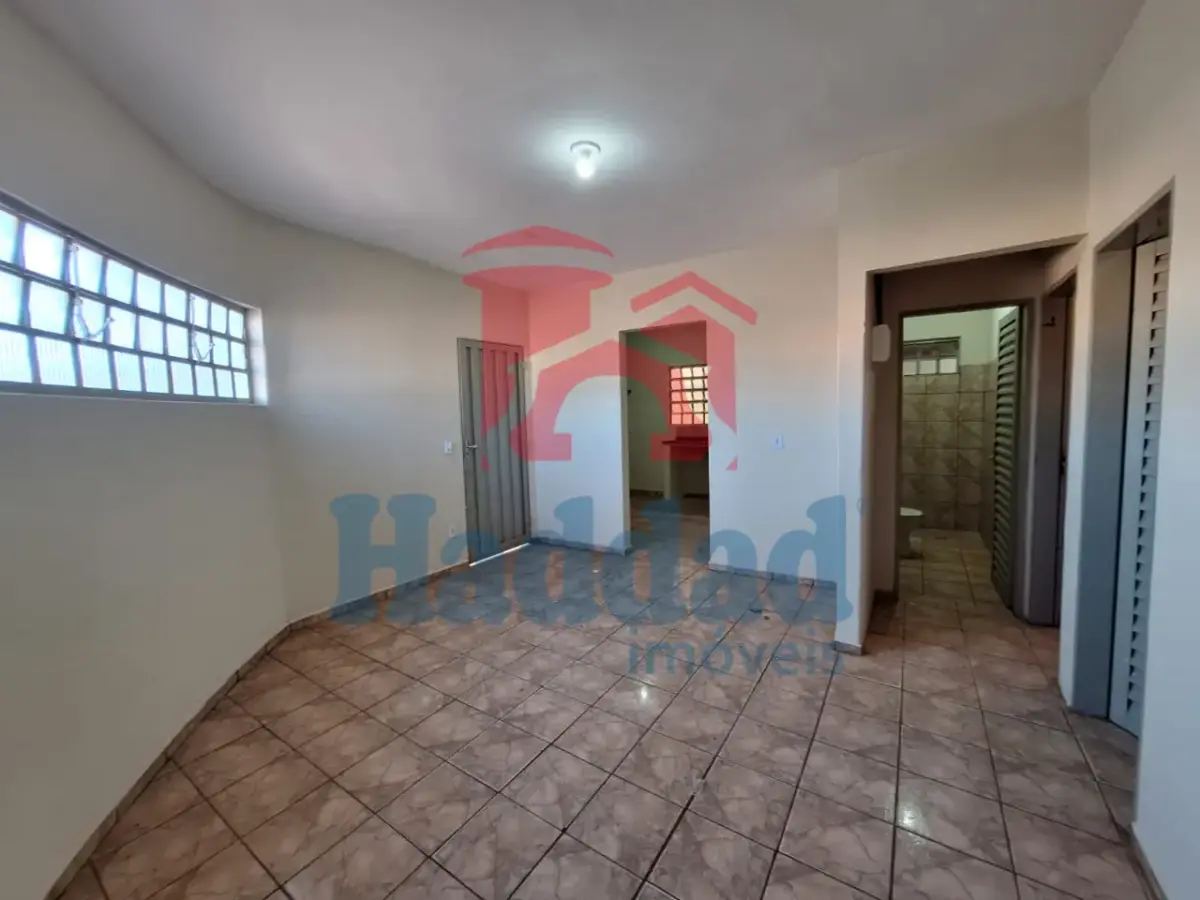 TERRENO COM TRÊS CASAS ÓTIMO PARA INVESTIR. Ref: 15618 - 11